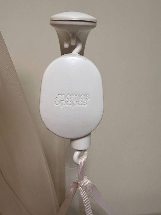 Нежна бебешка въртележка с лебеди