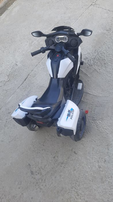 Продам машинку детскую