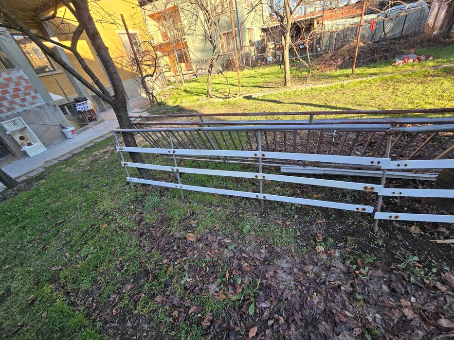 Решетки за прозорци за мазе и Железни парапети