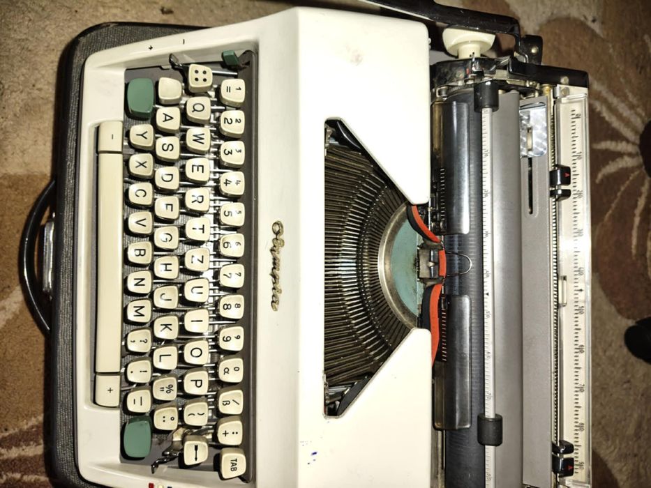 Masina de scris fabricata in Germania ( este utilizata )