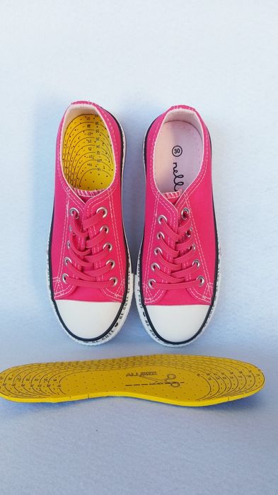 Tenişi pentru fetițe, mărimea 30, firma Nelly Blu, noi, culoare rosu.