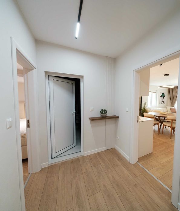 Продава се обзаведен тристаен апартамент