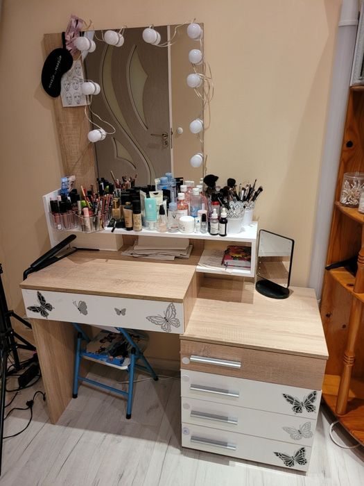 Тоалетка за козметични продукти