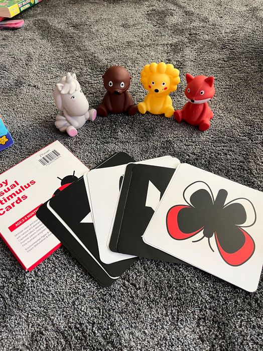 Лот бебешки играчки и кърпички за гушкане