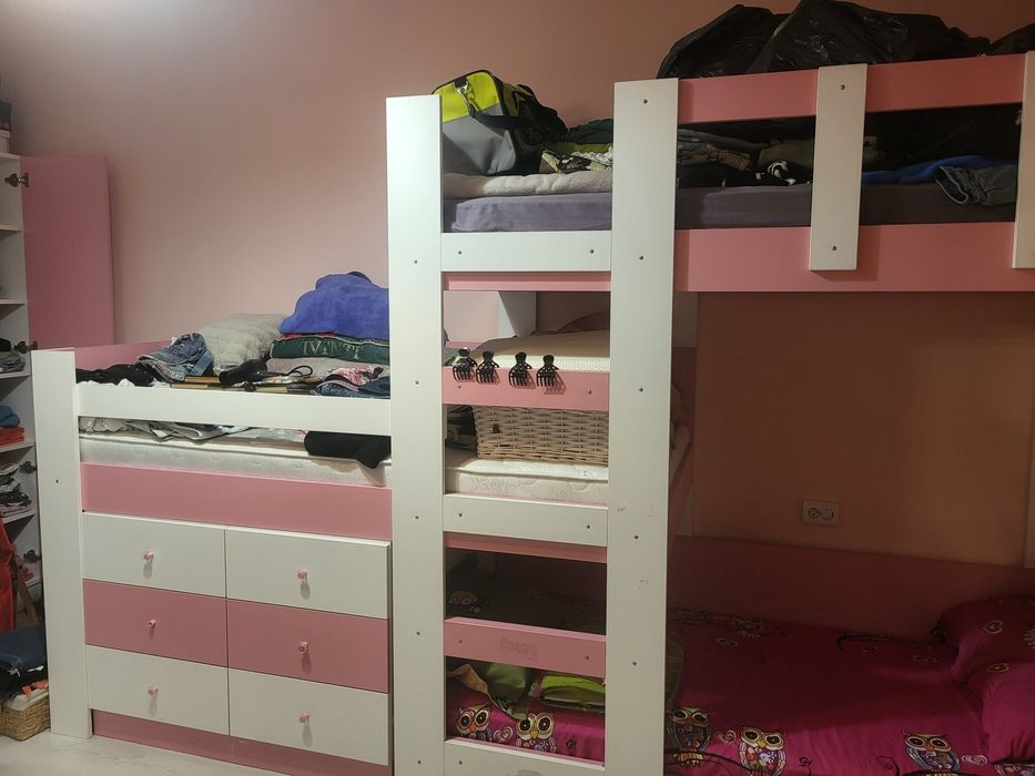 Комплект детско обзавеждане: 3 легла, 2 бюра и шкафове