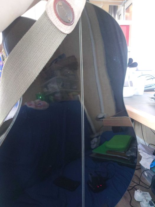 Акустична Китара Ibanez с колан, презареждаща 9 волтова батерия и колан Fender