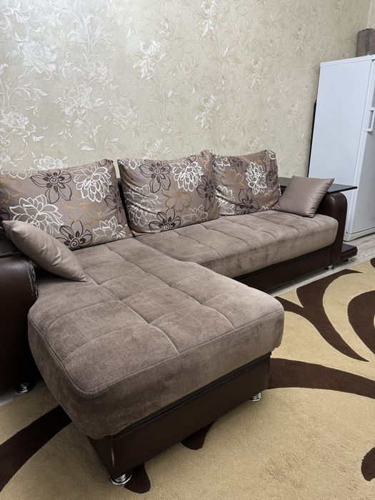 Диван и кресло.