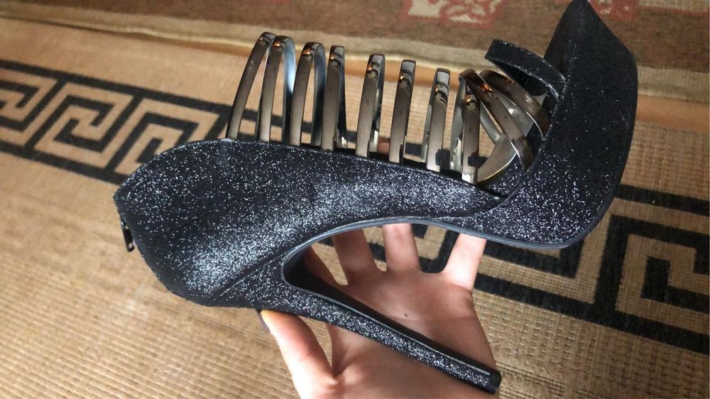 Черни токчета с висок ток