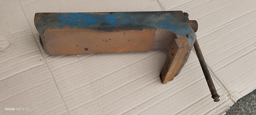 Corp menghină cu șurub