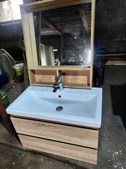 Подвесная тумба с раковиной и зеркалом 80см