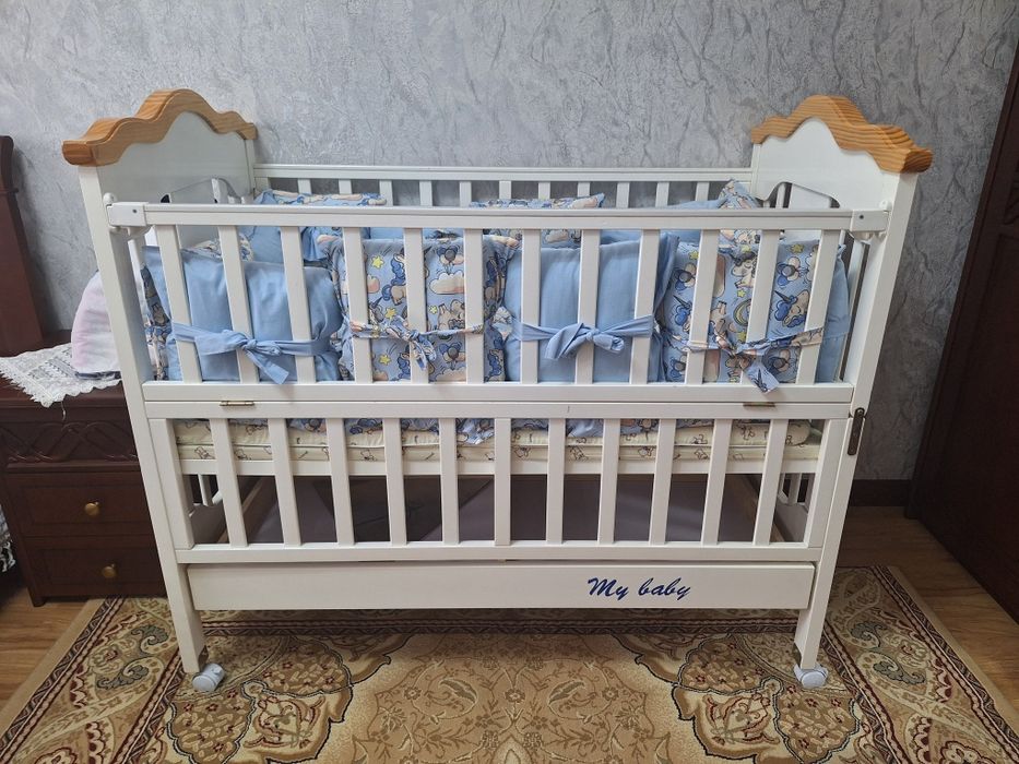 Деткая кроватка с постельным набором