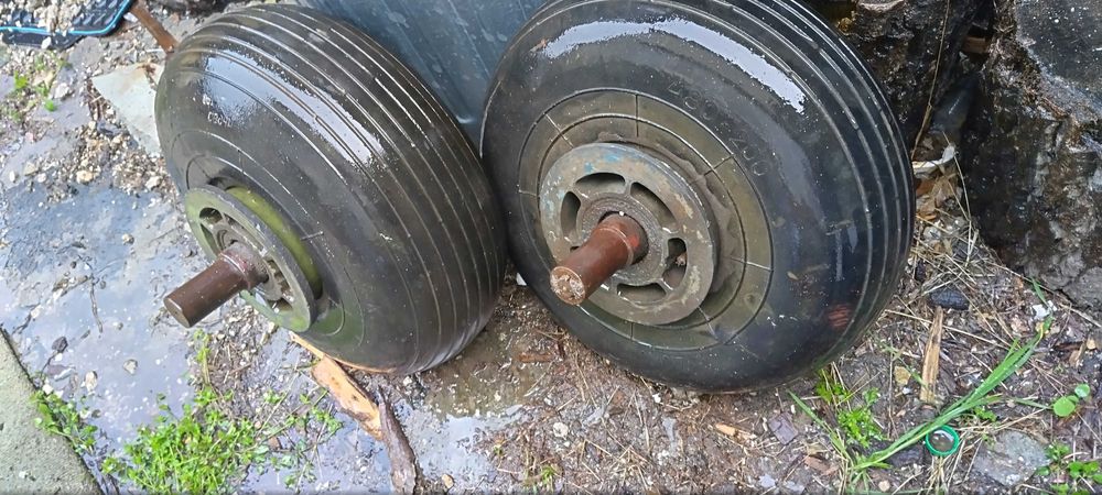 Самолетни гуми 2 бр.