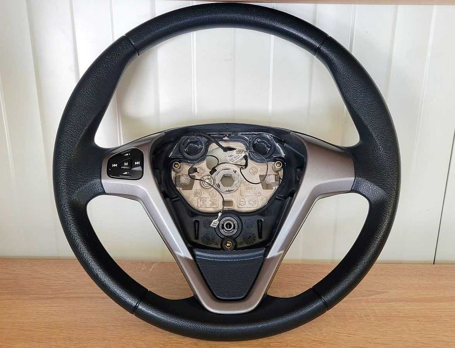 Продавам много запазен волан за Ford Fiesta MK7 2008 - 2017