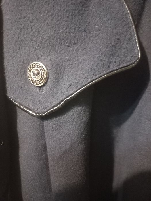 Palton negru, elegant , cambrata în talie.