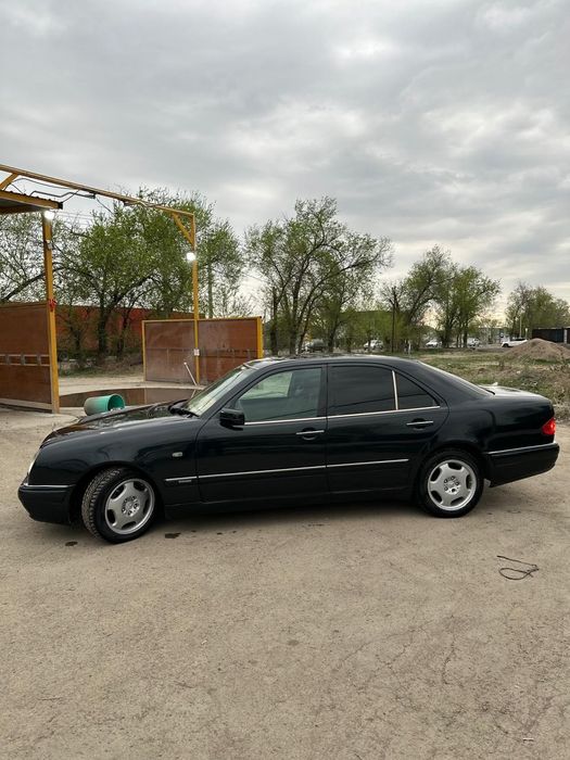 Продам  мерседес лупарик Е200. 210кузов.