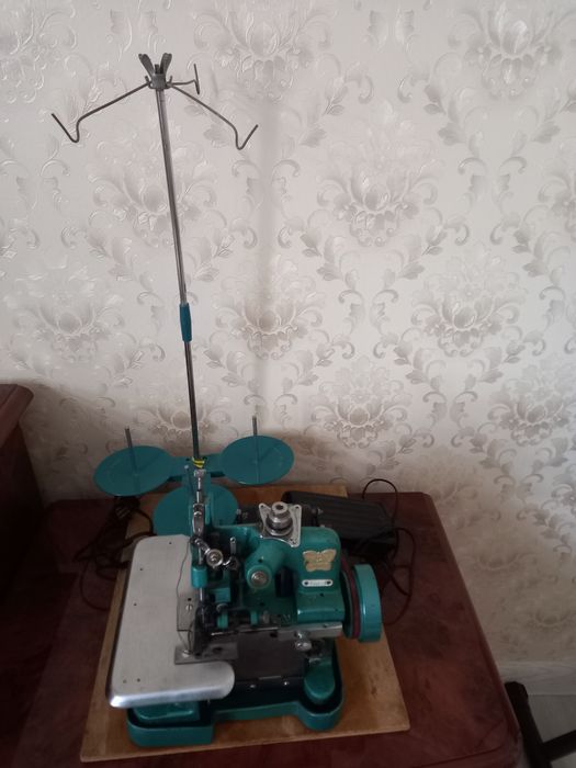 Оверлок б/у в хорошем состоянии