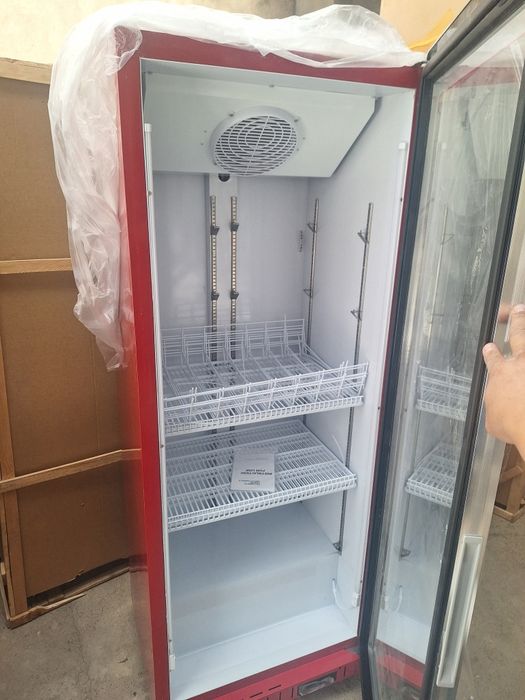 Новые фирменные витринные холодильники  DEVI  750.