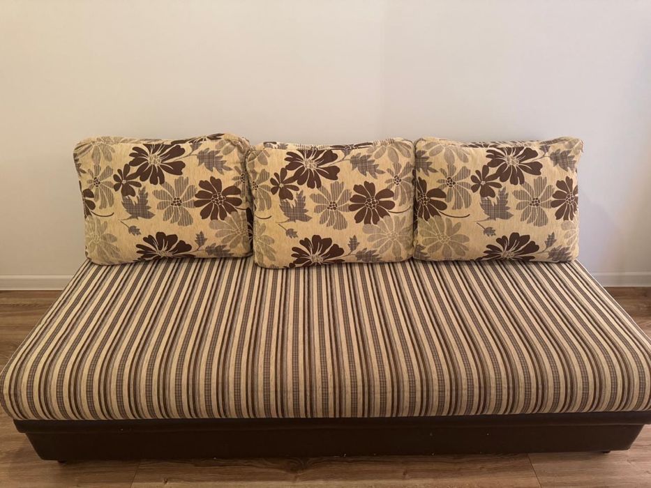 Диван с подушками б/у