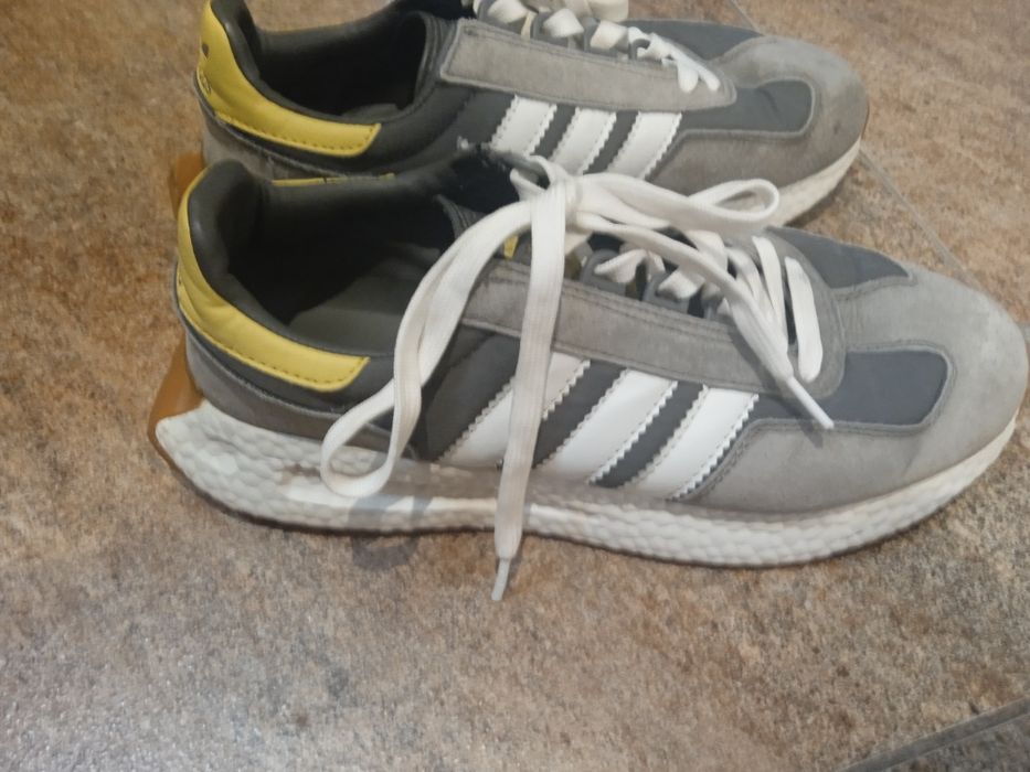 кроссовки бренда Adidas, модель Retropy E5