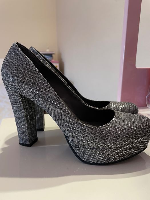 Продават се заедно или по отделно-чанта и обувки с висок ток