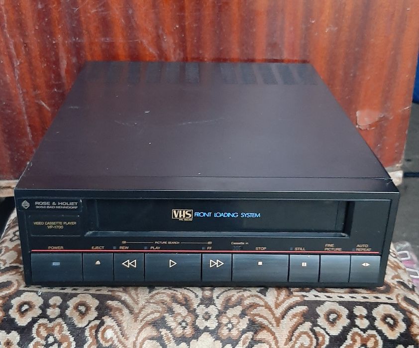 vând multitech video cassette player în stare bună