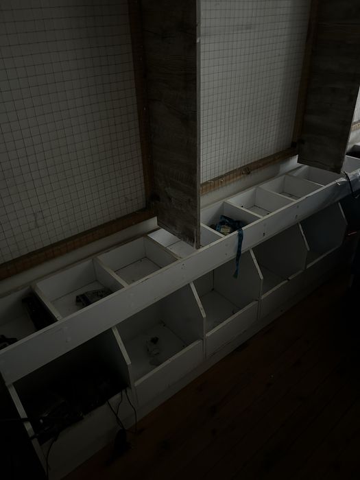 Aksesuar mebel va telefon polka sotiladi