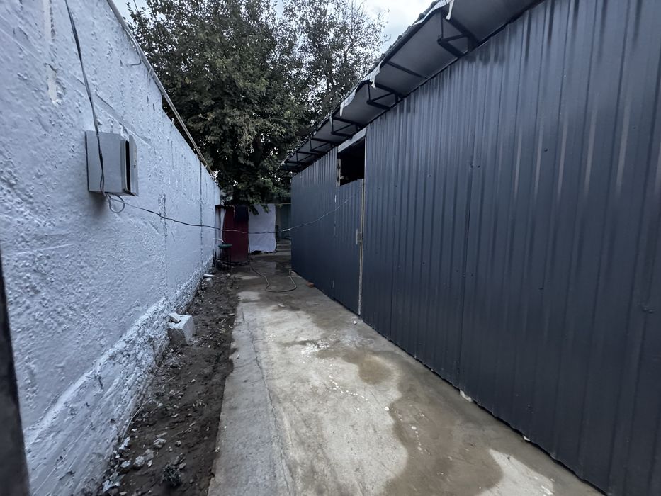 Chorsu kiyim bozori bilan 5 metr masofada sklad yashash uchun joy bor