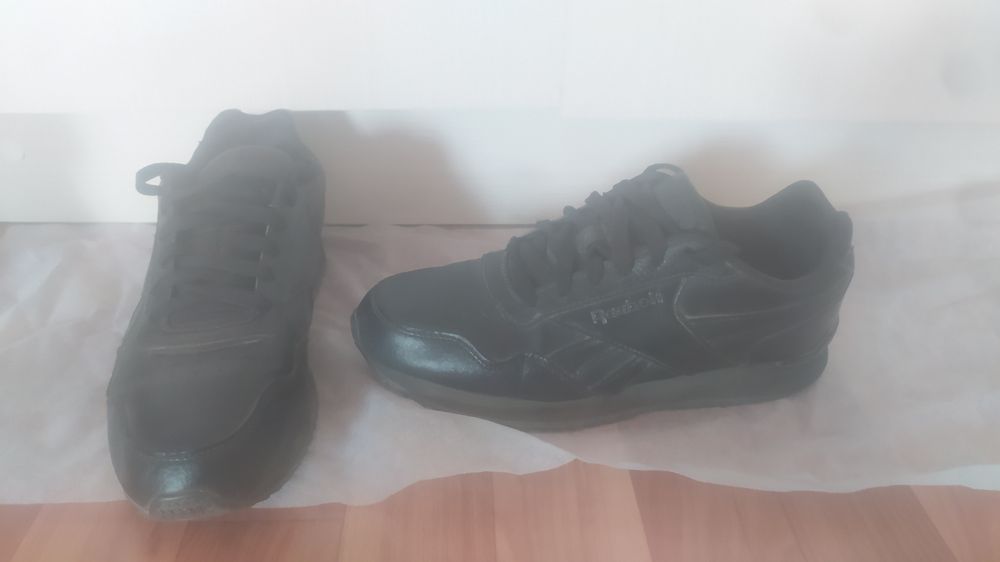 Кроссовки Reebok.