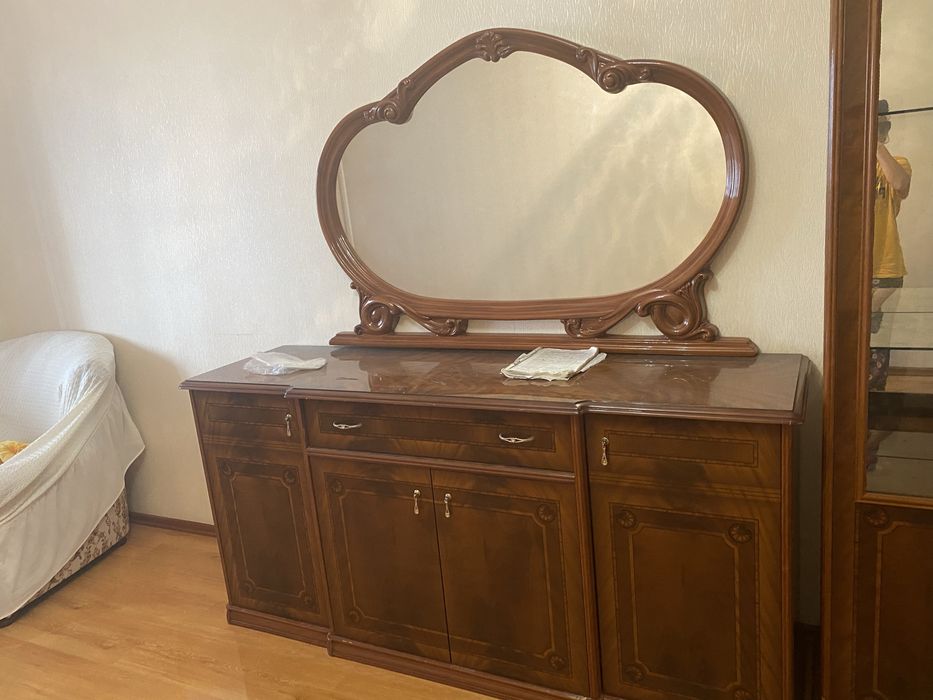 Сервант в хорошем состоянии