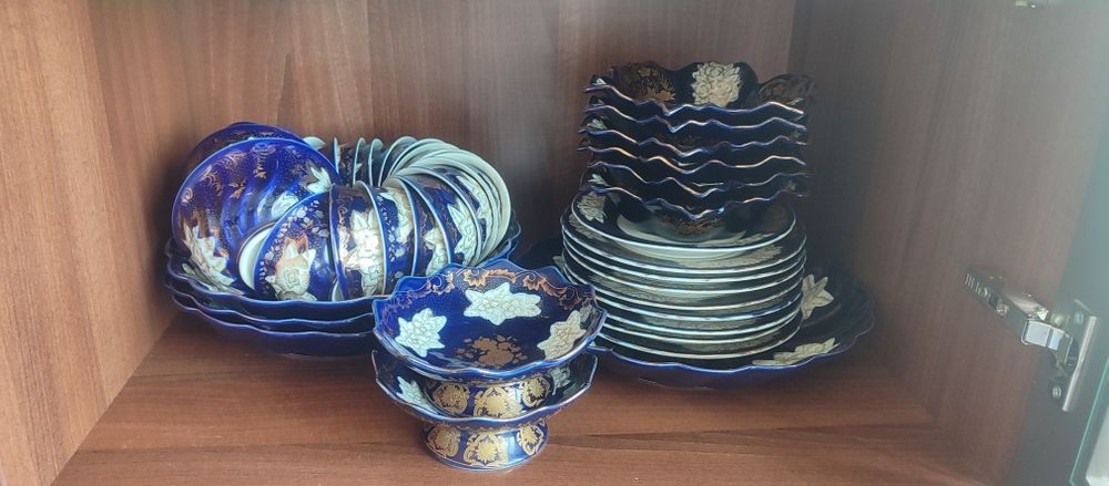 Продам столовый и чайный сервиз форфор