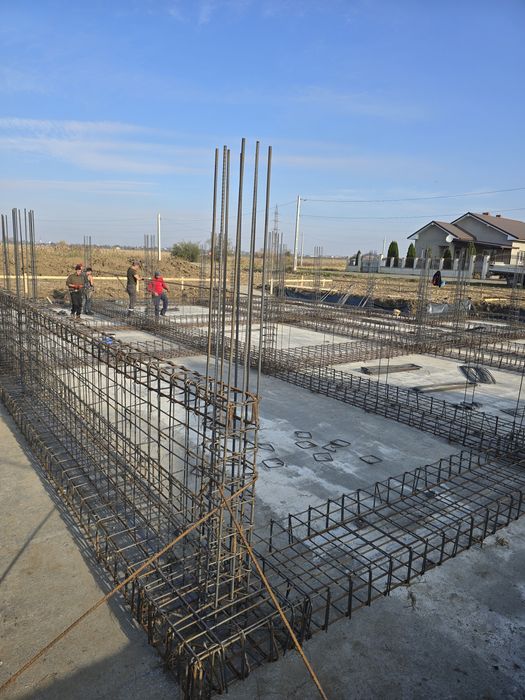 Construim case la roșu