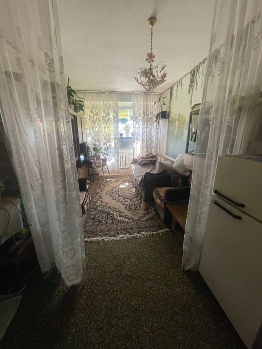 Продаётся 1 комнатная в бывшем общежитии.Кухня внутри,с/у на две семьи