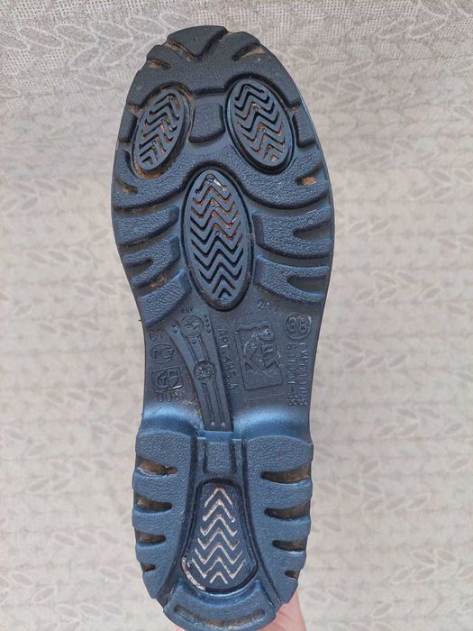 Продаются резиновые сапоги