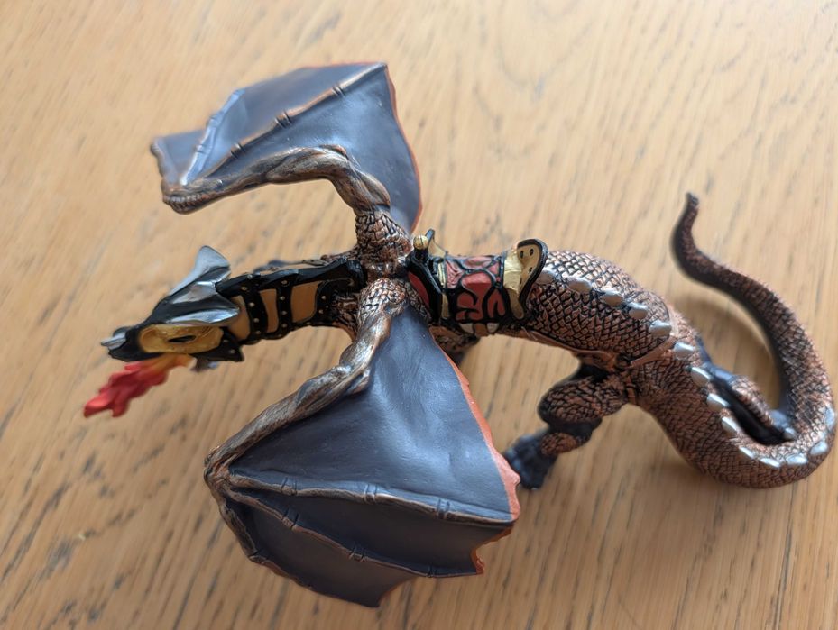 Dragon cu aripi, figurină mare