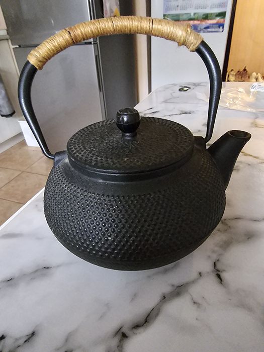 Продам чугунный чайник