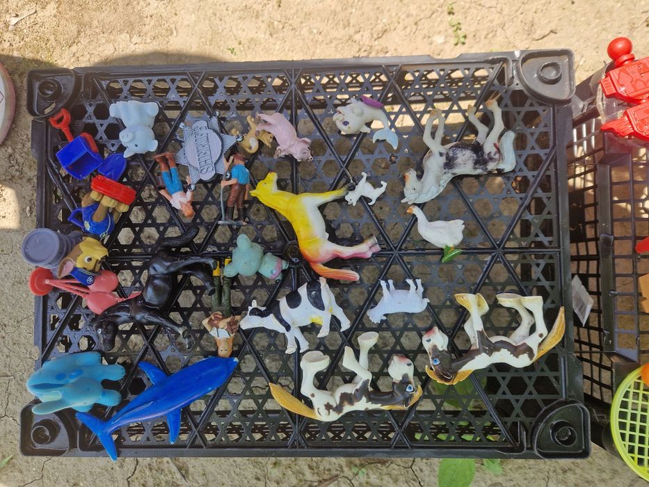 Около 100 броя животни,фермери и всякакви играчки