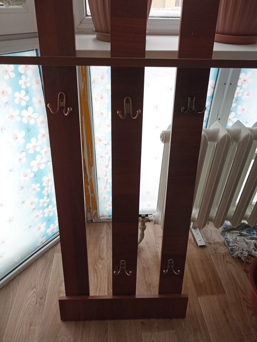 Продам вешалку в хорошем состоянии