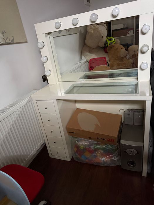 Măsuță machiaj cu becuri