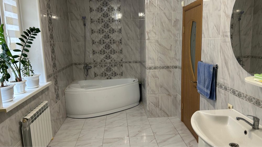 Продом кирпичный дом с мансардой