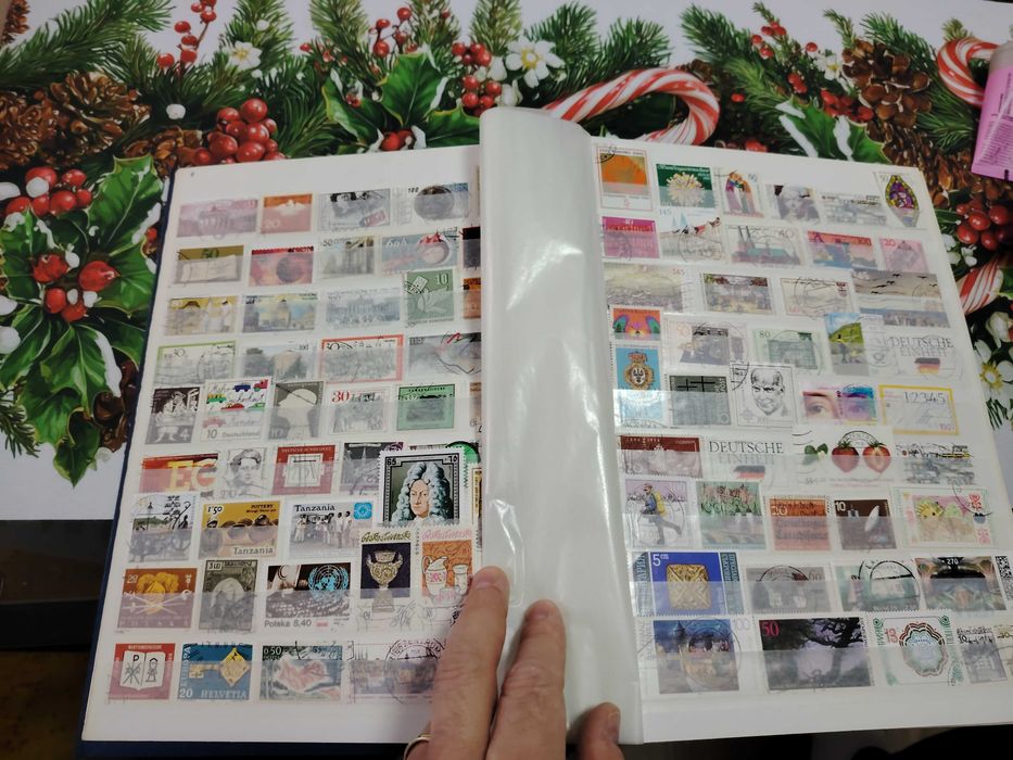 Vând 3 clasoare de timbre+ 1,7 kg timbre