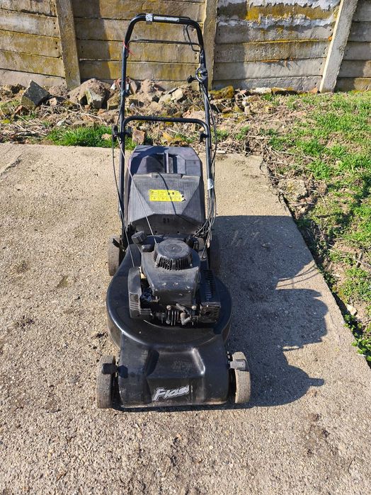 Mașini de tuns iarbă funcționale și ptr piese