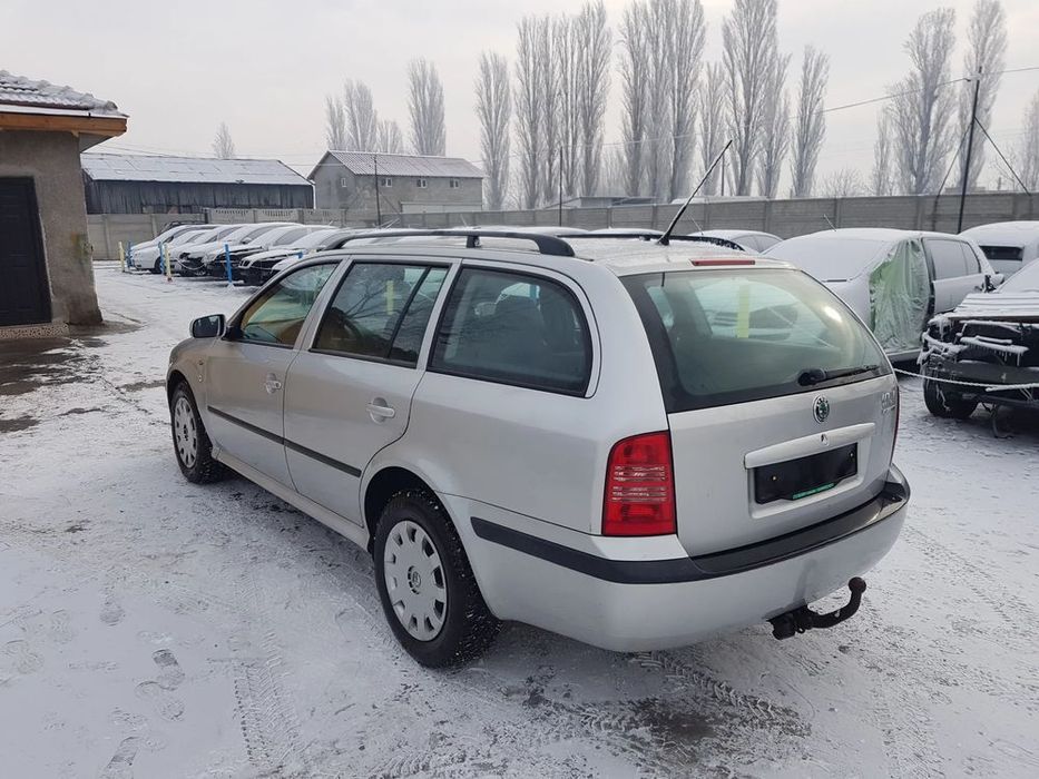 Dezmembram Skoda Octavia 1 usa dreapta fata/ usa stanga-dreapta spate