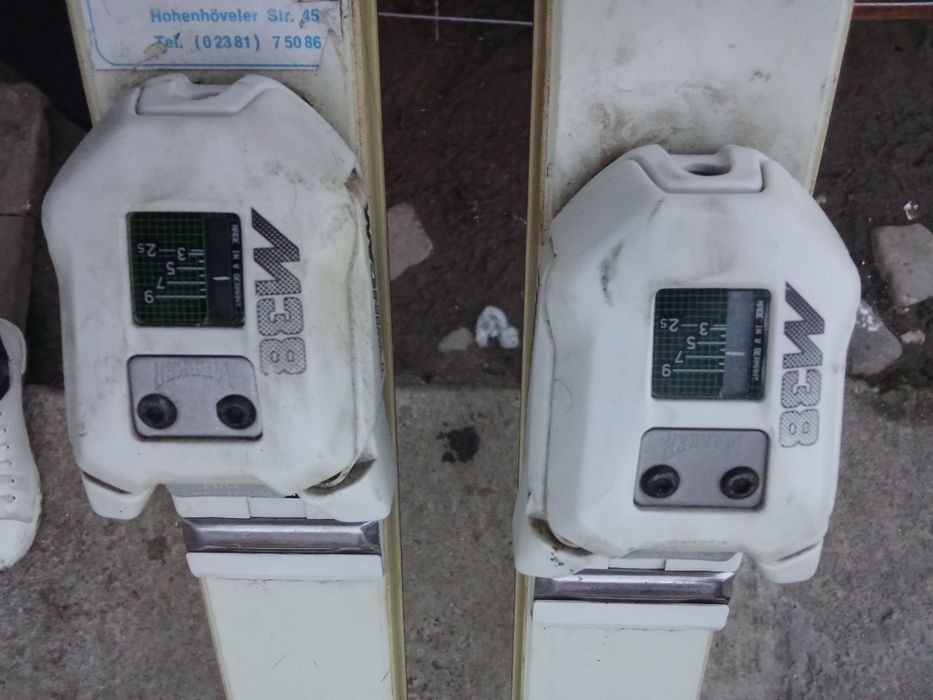 Vând schiuri de sărituri preț 450 de lei