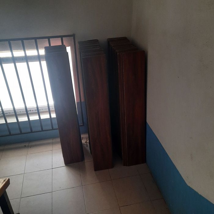 Laminat B.U holati yaxshi