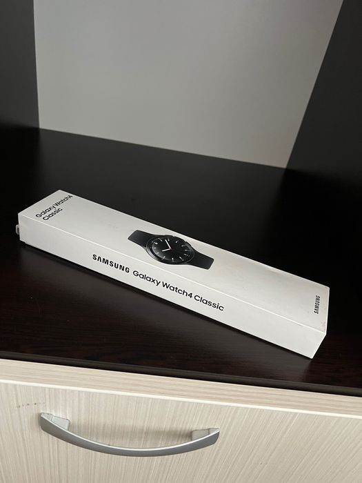 Часовник Samsung Galaxy Watch4, 42mm, BT, Classic Черен Като Чисто Нов