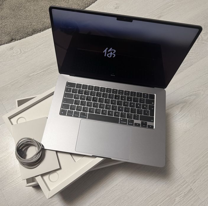 Laptop MacBook Air 15” cu procesor Apple M2 8 nuclee