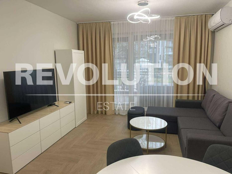 Дава се под наем Двустаен апартамент в к.к. Св.Св. Константин и Елена - 65 кв.м за 700 € - Снимка #1