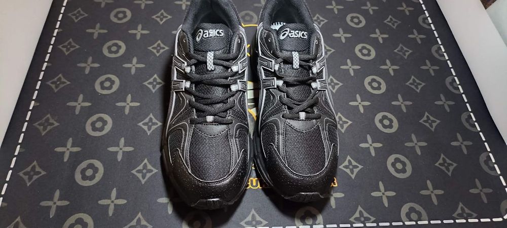 Черные кроссовки ASICS 43 размер/ новые