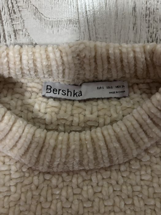 Къс бял пуловер