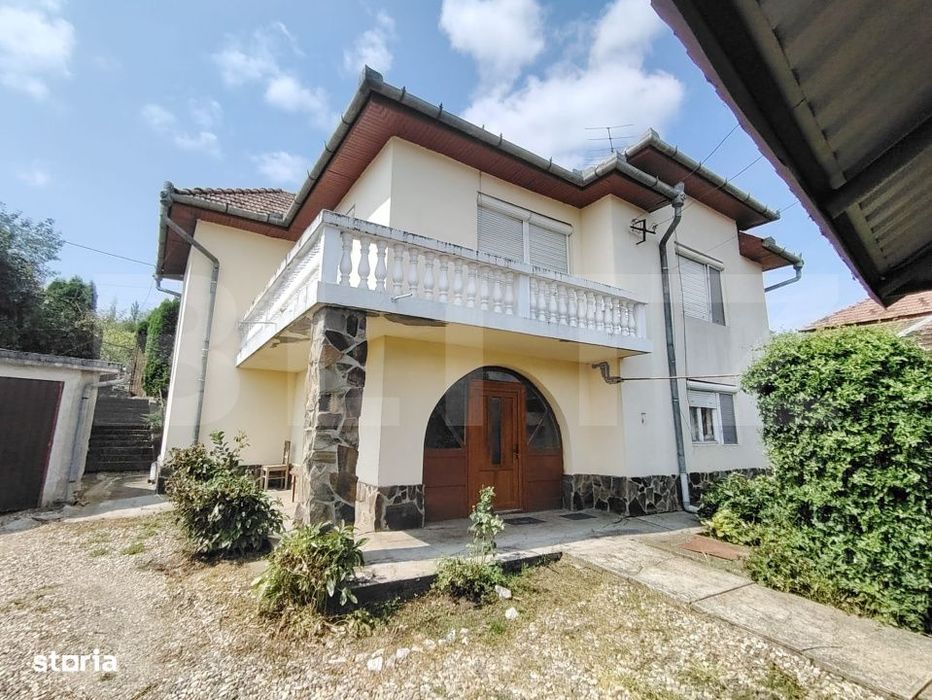 Casa solida cu pod, foisor si 2 garaje in Tarnaveni